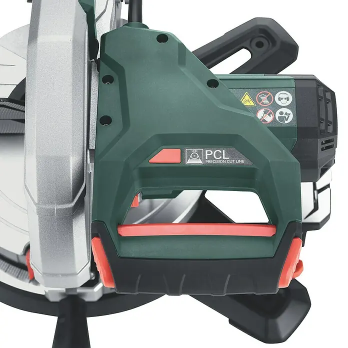 Metabo Kapp- & Gehrungssäge KGS 305 M - 1.600 W, Durchmesser Sägeblatt: 305 mm, Leerlaufdrehzahl: 3.700 U/min - Nahaufnahme einer Parkside Paneelsäge mit einem grünen Griff und dem "PCL Precision Cut Line" Logo, ideal für präzise Schnitte.