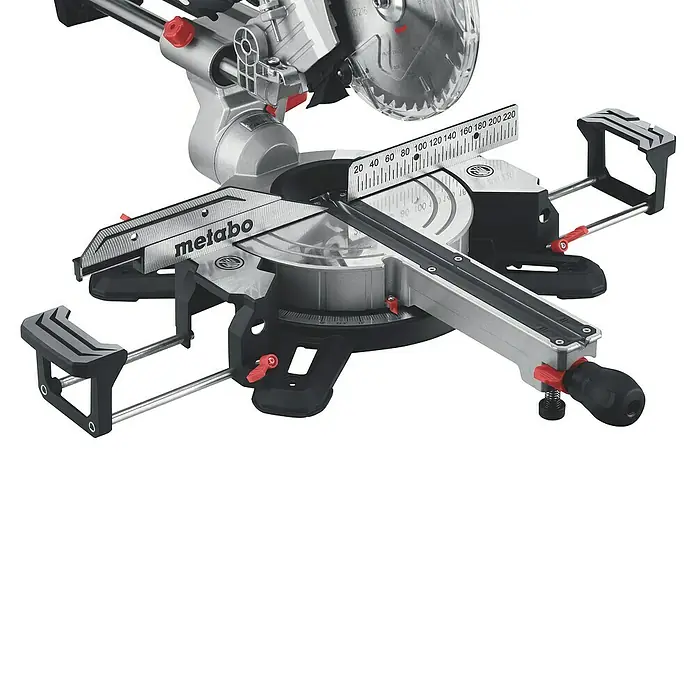 Metabo Kapp- & Gehrungssäge KGS 216 M Set - 1.500 W, Durchmesser Sägeblatt: 216 mm, Leerlaufdrehzahl: 5.000 U/min - Nahaufnahme der Metabo Kapp- und Gehrungssäge mit präzisen Skalen und robustem Design für professionelle Holzarbeiten.