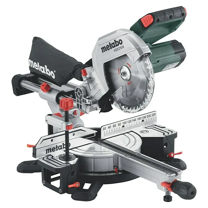 Metabo Kapp- & Gehrungssäge KGS 216 M - 1.500 W, Durchmesser Sägeblatt: 216 mm, Leerlaufdrehzahl: 5.000 U/min - Detailaufnahme einer Metabo KGS 216 M Kapp- und Gehrungssäge, ideal für präzise Holzzuschnitte in Werkstätten.