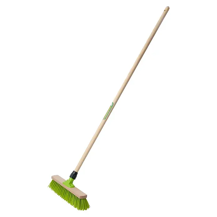 Freund Victoria Besen - 40 cm, Material Borsten: Haarmischung - Ein Besen mit hellem Holzstiel und einem grünen Bürstenkopf. Ideal für Haus und Garten zur schnellen Reinigung von Oberflächen.