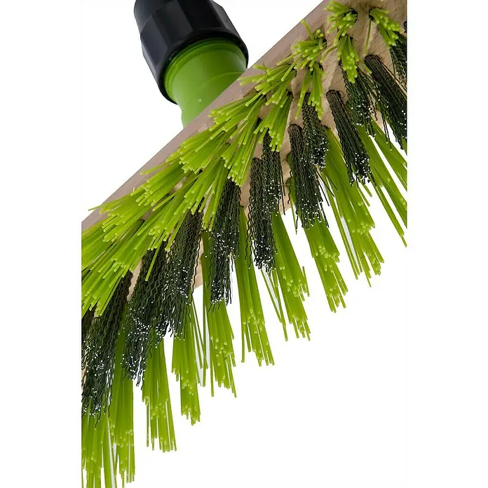 Freund Victoria Besen - 40 cm, Material Borsten: Haarmischung - Nahaufnahme eines grünen Besenkopfes mit robusten Borsten, ideal für den Einsatz im Freien und zur Reinigung von Terrassen.