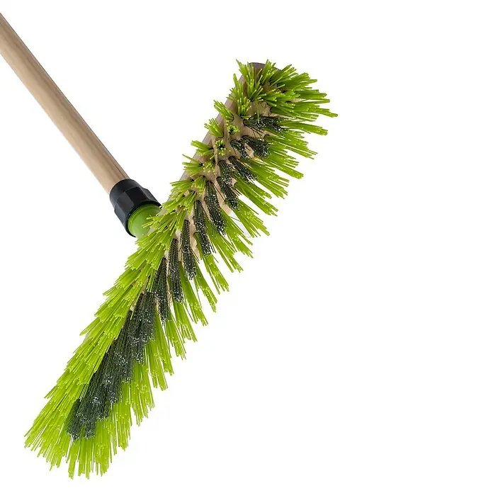Freund Victoria Besen - 40 cm, Material Borsten: Haarmischung - Nahaufnahme eines grünen Besens mit Holzstiel, der zum Reinigen und Fegen von Oberflächen verwendet wird. Das Werkzeug ist robust und langlebig.
