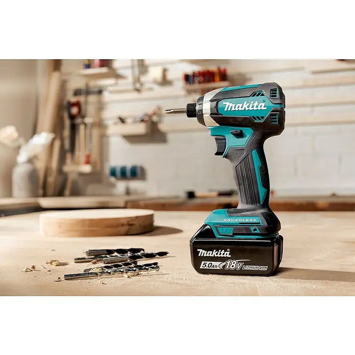 Makita LXT 18V Akku-Schlagschrauber DTD153Z - 18 V, Ohne Akku, 170 Nm - Nahaufnahme eines Makita Akku-Schlagschraubers mit 18V Akku und Bohrern auf einer Werkbank.