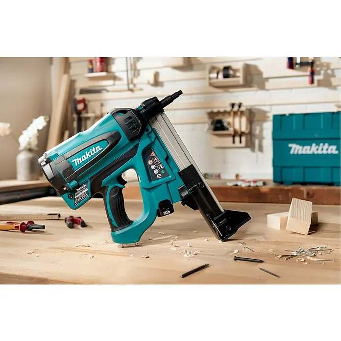 Makita Akku-Gasnagler GN420CLSE - 7,2 V, 2 Akkus, Länge Nagel: 15 mm - 40 mm - Eine Makita-Drahtstiftpistole auf einem Holztisch. Sie ist für das Eintreiben von Stiften in Holzoberflächen konzipiert. Perfekt für Tischlerarbeiten.