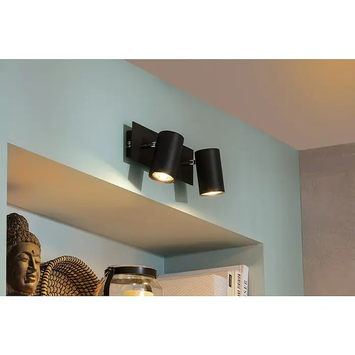 Buddhakopf - 17 x 31 cm, Dunkelgrau - Nahaufnahme einer schwarzen Wandleuchte mit zwei Strahlern, die ein warmes Licht ausstrahlen und eine gemütliche Atmosphäre schaffen.