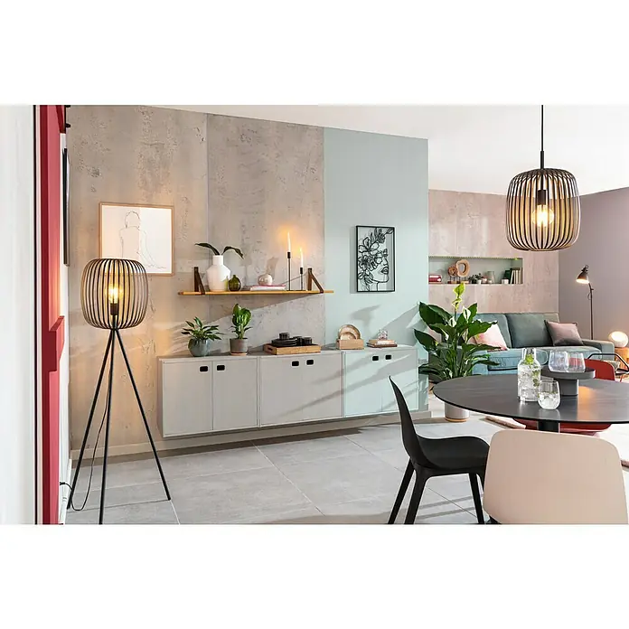 Kerzenhalter Fio - 1 Stk., Schwarz, 32 cm, Metall - Einrichtungsidee für ein Esszimmer mit einem schwarzen Esstisch, Stühlen und einer hängenden Pendelleuchte aus Metall für eine moderne Atmosphäre.