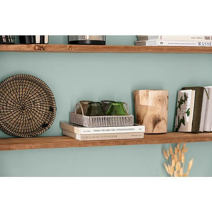 SCHÖNER WOHNEN-Farbe Naturell Wandfarbe KreidefarbeEukalyptuswald - kräftiges Blaugrün, Matt, 1 l, Konservierungsmittelfrei - Einrichtungsidee mit Holzbord, Büchern, Dekoschale, Gläsern und Holzgefäß für ein gemütliches Wohnambiente.