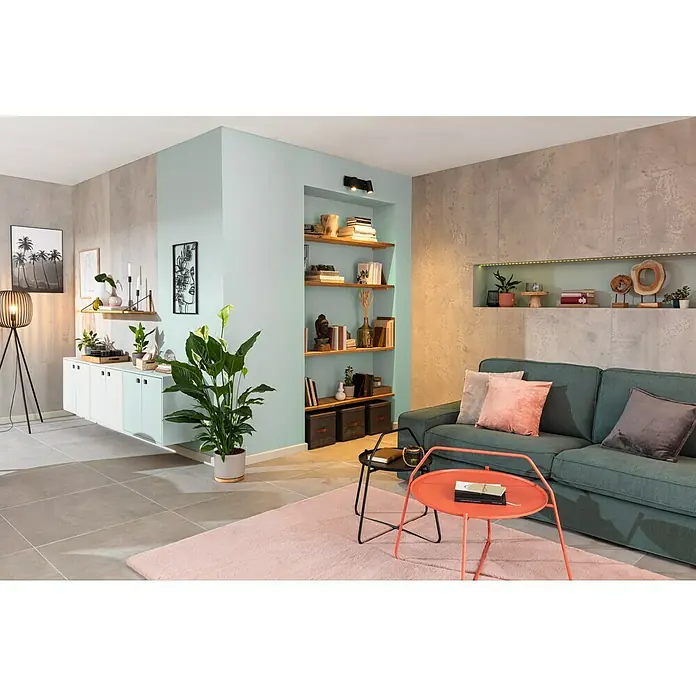 SCHÖNER WOHNEN-Farbe Naturell Wandfarbe KreidefarbeEukalyptuswald - kräftiges Blaugrün, Matt, 1 l, Konservierungsmittelfrei - Wohnzimmer mit mintgrüner Wand, Bücherregal, Sofa und rosa Teppich. Moderne Einrichtung mit stilvollen Möbeln und dekorativen Elementen für ein gemütliches Ambiente.
