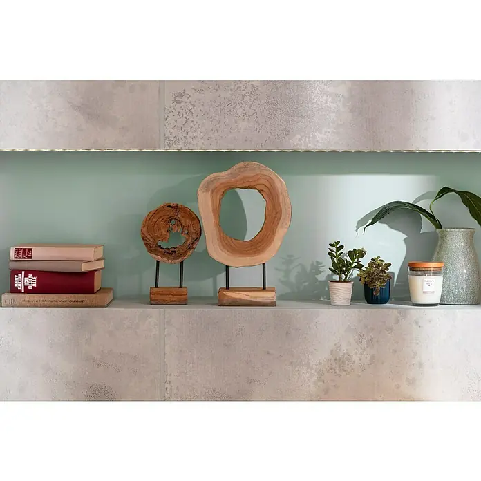 Vase Julia - Ø x H: 14 x 20 cm, Grün - Dekoratives Regal mit Büchern, Holzornamenten, Pflanzen und einer Kerze, die eine gemütliche und stilvolle Atmosphäre erzeugen.