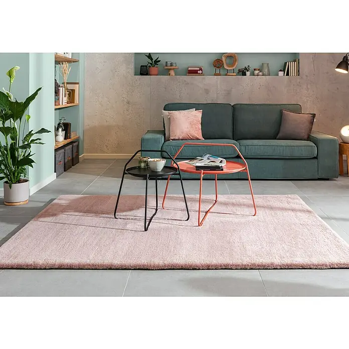 Schale Tabo - Ø x H: 11 x 5 cm, Grau - Einrichtung mit einem rosa Teppich, einem türkisfarbenen Sofa und zwei Beistelltischen in Schwarz und Orange.