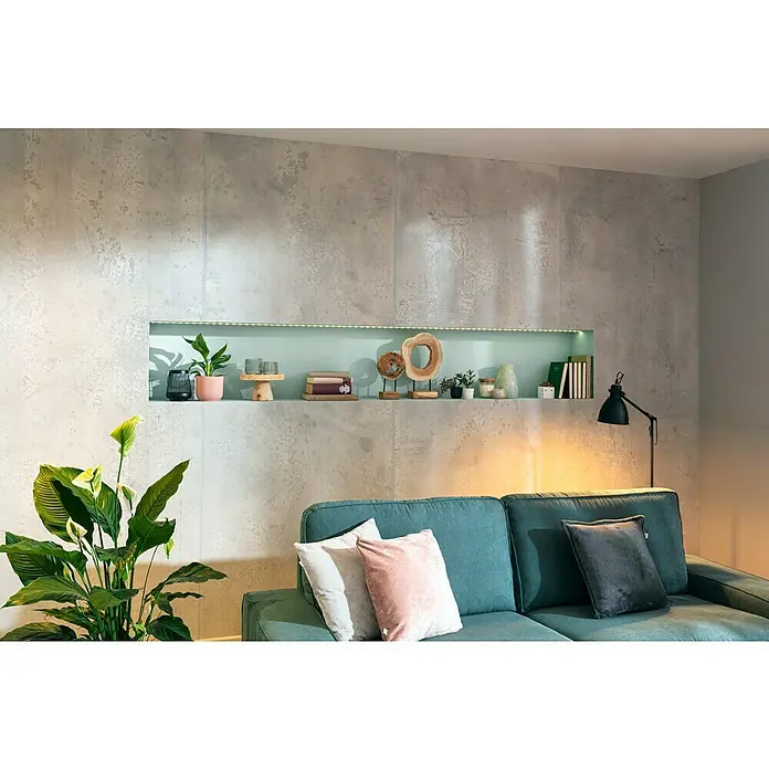 SCHÖNER WOHNEN-Farbe Naturell Wandfarbe KreidefarbeEukalyptuswald - kräftiges Blaugrün, Matt, 1 l, Konservierungsmittelfrei - Wohnzimmer mit Sofa, Zimmerpflanze und Regal an einer strukturierten Wand. Moderne Inneneinrichtung mit natürlichem Licht und gemütlicher Atmosphäre.