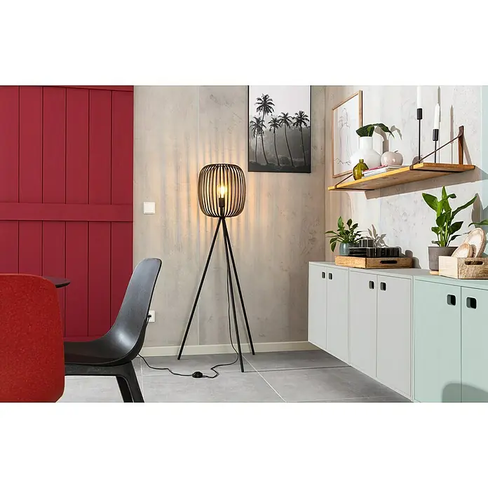 Kerzenhalter Fio - 1 Stk., Schwarz, 32 cm, Metall - Einrichtungsszene mit moderner Stehlampe, eleganten Stühlen und einer stilvollen Anrichte, die eine warme und einladende Atmosphäre schafft.