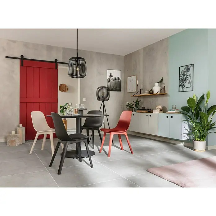 SCHÖNER WOHNEN-Farbe Naturell Wandfarbe KreidefarbeEukalyptuswald - kräftiges Blaugrün, Matt, 1 l, Konservierungsmittelfrei - Helle und stilvolle Esszimmereinrichtung mit modernem, schwarzem Esstisch und farbigen Stühlen unter einer dekorativen Pendelleuchte.