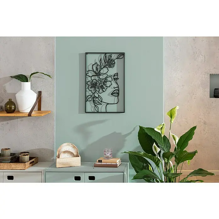 Wandobjekt Femin - 38 x 58 cm - Eine Nahaufnahme eines Wandbildes mit einer Frau und Blumen in einem modernen Interieur. Das dekorative Wandbild ist ein echter Hingucker.