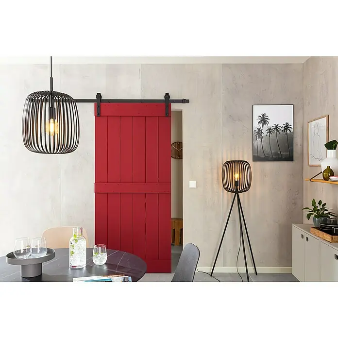Eglo Romazzina Stehleuchte - 40 W, Höhe: 140,5 cm, Schwarz, E27 - Einrichtungsidee mit schwarzer Pendel- und Stehlampe im Industrial-Stil, roter Schiebetür und rundem Tisch mit Getränken.