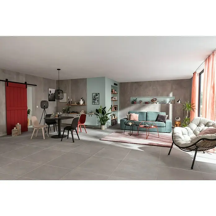 Kerzenhalter Fio - 1 Stk., Schwarz, 32 cm, Metall - Einrichtungsidee für ein modernes Wohnzimmer mit stilvollen Möbeln, einschließlich Sofa, Tisch und Stühlen, in einem offenen Raum mit viel Tageslicht.