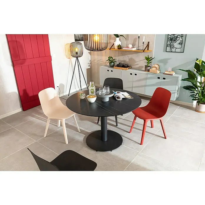 Kerzenhalter Fio - 1 Stk., Schwarz, 32 cm, Metall - Ein modernes Esszimmer mit einem eleganten Esstisch, umgeben von stilvollen Stühlen in verschiedenen Farben. Die harmonische Gestaltung lädt zum Verweilen ein.