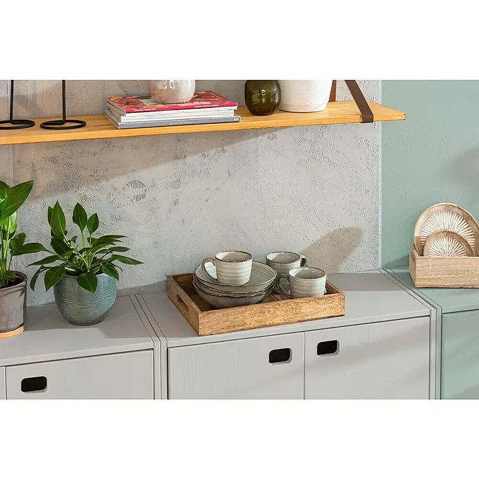 Tasse TaboØ x H: 9 x 9 cm, Grau, Keramik - Einrichten mit Geschirr-Set auf Holztablett, grünen Pflanzen in Töpfen und Holzregal mit Deko an grauer Wand im Interieur.