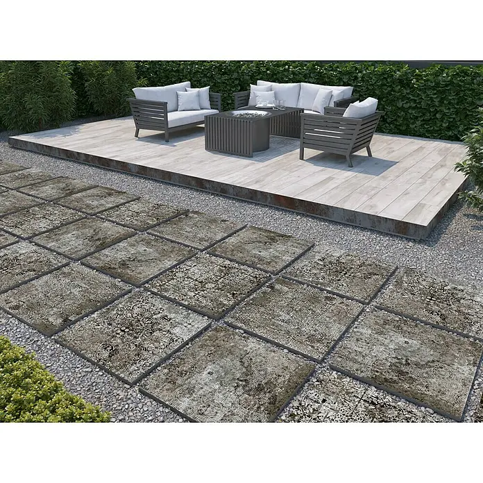 Terrassenfliese Persian Black 2.0 - 60 x 60 x 2 cm, Schwarz, Matt - Terrassenbild mit Fliesenweg. Graue Fliesen und Kiesweg führen zu einer stilvollen Terrasse mit Gartenmöbeln.