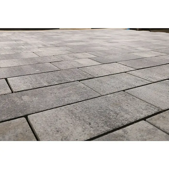 EHL Pflasterstein Top Drän - Weiß/Anthrazit, 30 x 15 x 6 cm, Rechteckig - Nahaufnahme von grauen Pflastersteinen, die ein robustes und ästhetisches Pflaster für Außenbereiche bilden. Ideal für Einfahrten und Terrassen.