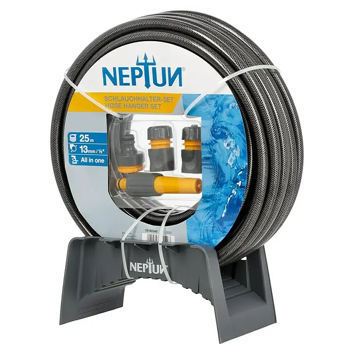 Neptun Schlauch-Set - 25 m, 13 mm - Abgebildet ist ein Gartenschlauch-Set der Marke Neptun, inklusive Schlauchhalter und Zubehör, ideal für die Gartenbewässerung.
