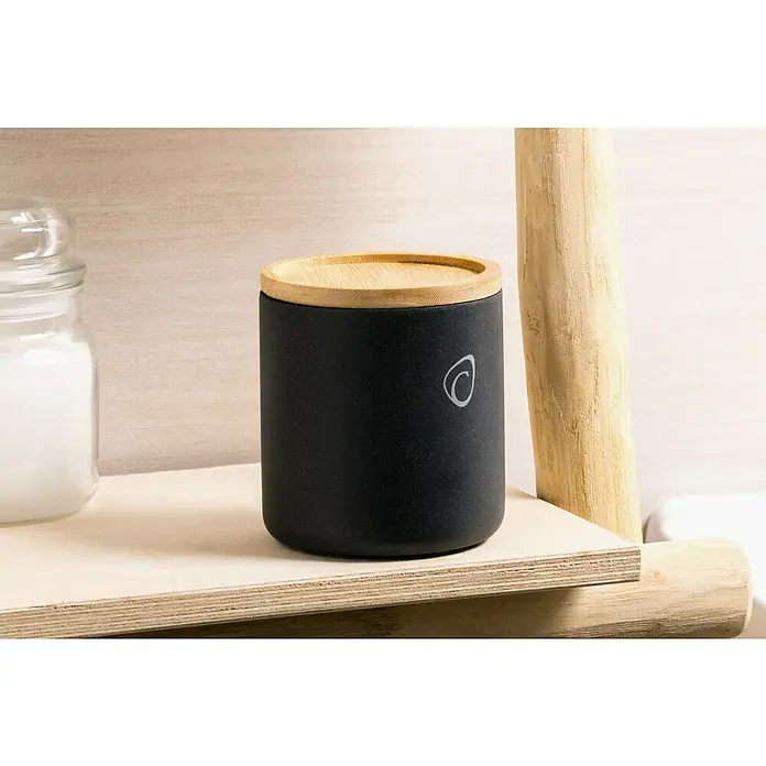 Camargue Wattepadspender Vero - Bambus, Anthrazit, Höhe: 10,3 cm - Nahaufnahme eines stilvollen, mattschwarzen Vorratsbehälters mit Bambusdeckel auf einem Regal. Minimalistisch und elegant.