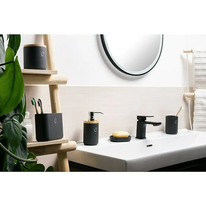 Camargue Zahnputzbecher Vero - Beton, Anthrazit - Dieses Bild zeigt ein Badezimmer-Set in Schwarz mit Holzelementen auf einem weißen Waschbecken mit Armatur und Ablage.