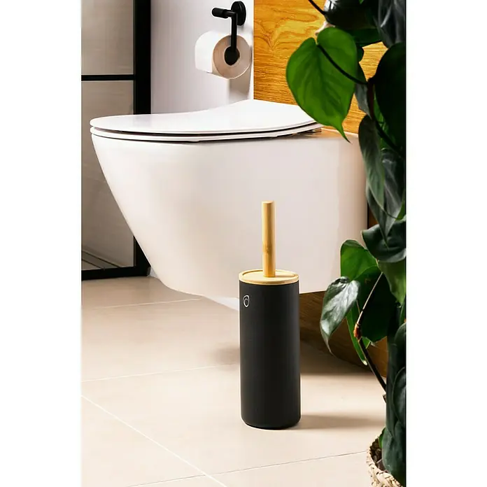 Camargue WC-Bürstengarnitur Vero - Bambus, Anthrazit, Höhe: 38 cm - Eine schwarze Toilettenbürste mit Bambusgriff steht neben einer hängenden Toilette in einem Badezimmer.
