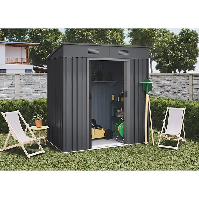 Hoggar Gerätehaus Oulu - Außenmaß inkl. Dachüberstand (B x T): 238 x 130 cm, Stahl, Grau, Grundfläche: 3,14 m² - Gartenschuppen aus Metall mit geöffneter Tür, flankiert von zwei Liegestühlen und einem Beistelltisch auf einem Rasen.