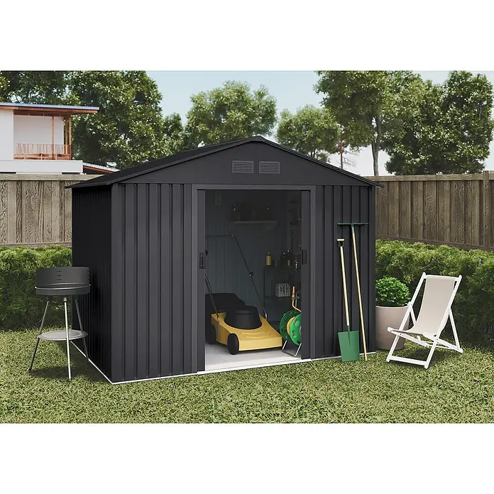 Hoggar Gerätehaus KöppenAußenmaß inkl. Dachüberstand (B x T): 258 x 313 cm, Anthrazit, Stahl, Grundfläche: 8,08 m² - Ein schwarzes Metallgartenhaus steht im Garten, mit Rasenmäher, Grill und Gartengeräten. Praktisch für die Aufbewahrung.