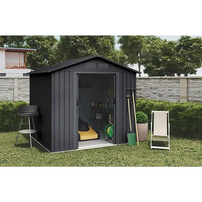 Hoggar Gerätehaus Gotland - Außenmaß inkl. Dachüberstand (B x T): 261 x 202 cm, Grau, Stahl, Grundfläche: 5,27 m² - Eine geräumige, anthrazitfarbene Gerätehütte im Garten, mit geöffneten Schiebetüren, Grill, Stuhl und Gartengeräten.