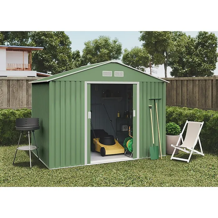 Hoggar Gerätehaus Köppen - Außenmaß inkl. Dachüberstand (B x T): 258 x 313 cm, Grün, Stahl, Grundfläche: 8,08 m² - Ein grünes Gartenhaus aus Metall mit offenem Eingang, Rasenmäher, Grill und Liegestuhl im Garten.