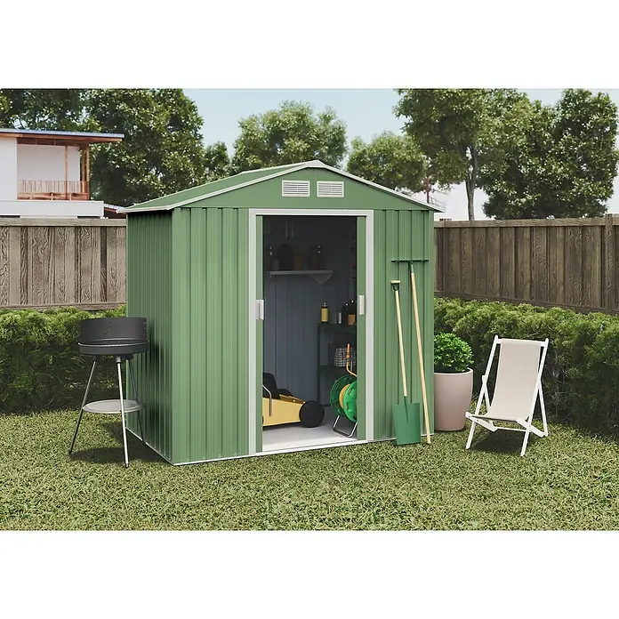 Hoggar Gerätehaus Visby - Außenmaß inkl. Dachüberstand (B x T): 196 x 131 cm, Grün, Stahl, Grundfläche: 2,57 m² - Gartenschuppen aus Metall in Grün mit geöffneten Schiebetüren, Grill, Liegestuhl und Gartengeräten auf Rasen.
