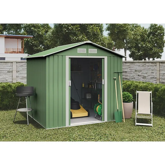 Hoggar Gerätehaus Gotland - Außenmaß inkl. Dachüberstand (B x T): 261 x 202 cm, Grün, Stahl, Grundfläche: 5,27 m² - Ein grünes Gartenhaus aus Metall steht auf einer Rasenfläche, die Tür ist offen und gibt den Blick ins Innere frei.
