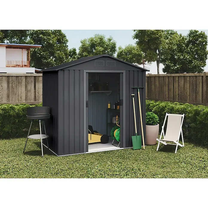 Hoggar Gerätehaus Visby - Außenmaß inkl. Dachüberstand (B x T): 196 x 131 cm, Anthrazit, Stahl, Grundfläche: 2,57 m² - Ein graues Metallgartenhaus mit geöffneter Tür, Rasenmäher, Grill und Gartenstühlen im Garten.