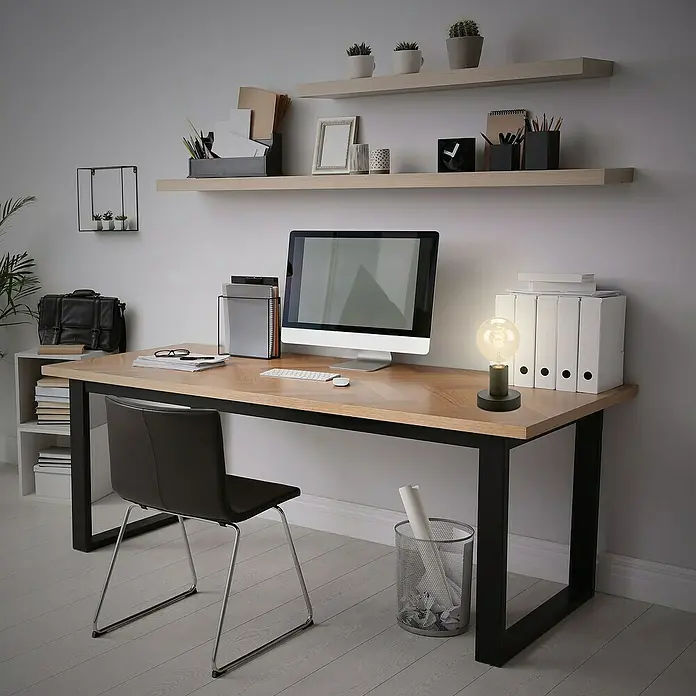 Briloner Tischleuchte rund TEEPU - 10 W, Ø x H: 10 x 9 cm, Schwarz, E27 - Schreibtisch mit Lampe und Computer. Das minimalistische Design umfasst Regale und Büromaterial für einen organisierten Arbeitsplatz.