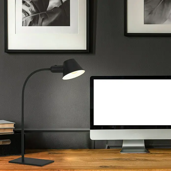 Briloner Tischleuchte BRELLO - 10 W, L x B x H: 23 x 15 x 65 cm, Schwarz, E27 - Ein stilvolles schwarzes Leselampe-Produkt, das Licht und Eleganz auf einem Schreibtisch mit einem Computer vereint.