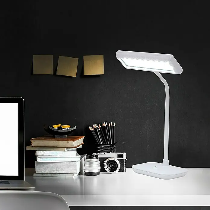 Briloner LED-Tischleuchte Daylight - 8 W, L x B x H: 23 x 12 x 44 cm, Weiß, Tageslichtweiß - Elegante LED-Schreibtischlampe in Weiß. Ideal für den Schreibtisch, bietet sie helles, energiesparendes Licht beim Arbeiten oder Lesen.