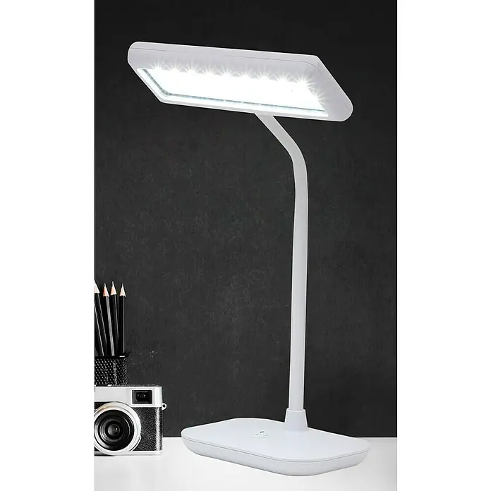 Briloner LED-Tischleuchte Daylight - 8 W, L x B x H: 23 x 12 x 44 cm, Weiß, Tageslichtweiß - Nahaufnahme einer weißen LED-Schreibtischlampe mit flexiblen Hals, die auf einem Schreibtisch neben einer Kamera und Bleistiften steht.