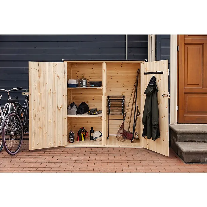 Upyard Geräteschrank Classic Line - 150 x 80 cm, Holz, Natur - Foto eines hölzernen Geräteschuppens mit geöffneten Türen, der verschiedene Gegenstände wie Gartengeräte und Sportartikel enthält.