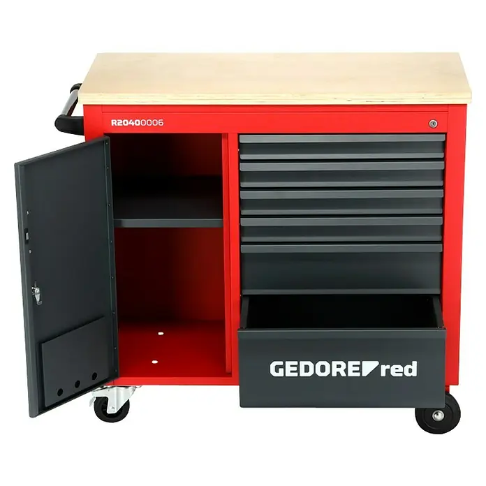 Gedore red Werkstattwagen Mechanic Plus - Ohne Werkzeug, Anzahl Schubladen: 6 Stk., Anzahl Fächer: 1 Stk. - Ein roter GEDORE red Werkstattwagen mit Holzplatte, Schubladen und einem Schrank mit geöffneter Tür.
