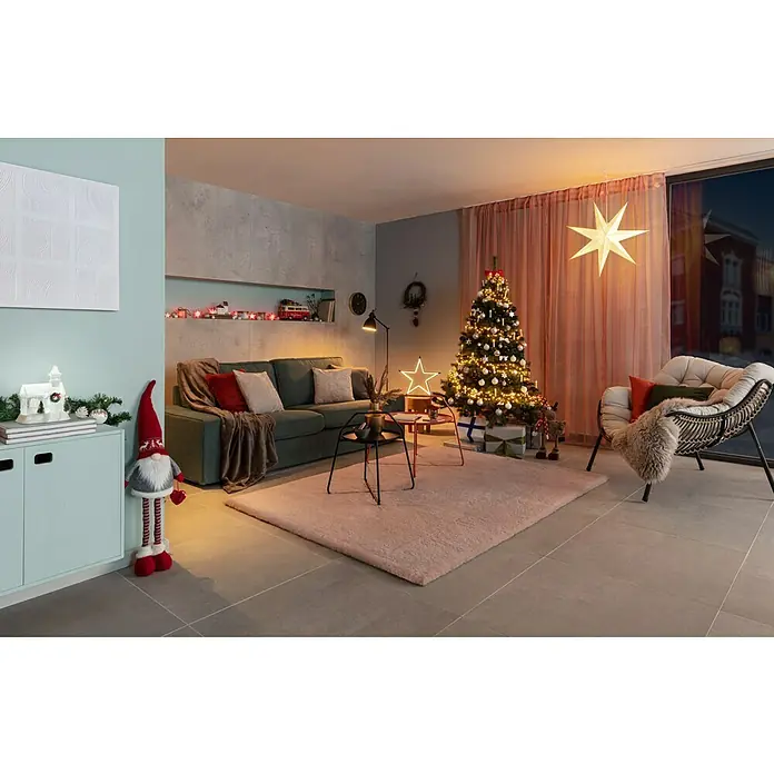 SCHÖNER WOHNEN-Farbe Naturell Wandfarbe KreidefarbeEukalyptuswald - kräftiges Blaugrün, Matt, 1 l, Konservierungsmittelfrei - Weihnachtlich dekoriertes Wohnzimmer mit einem flauschigen, rosafarbenen Teppich als gemütlicher Blickfang im Raum.