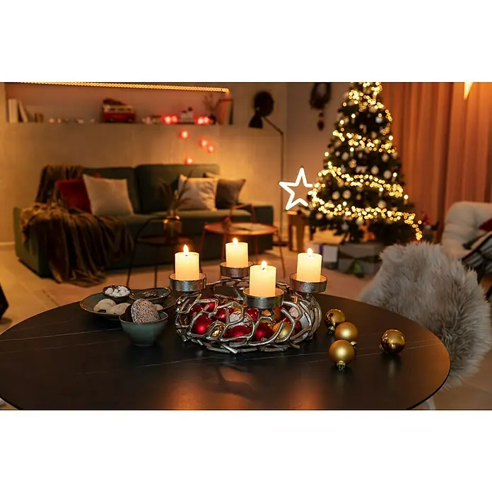 Teller Tabo - 1 Stk., Ø x H: 26,5 x 3 cm, Keramik, Grün - Festliche Adventsdekoration mit Kerzenkranz, Weihnachtskugeln und köstlichen Leckereien auf einem eleganten Tisch. Im Hintergrund ein geschmückter Weihnachtsbaum.