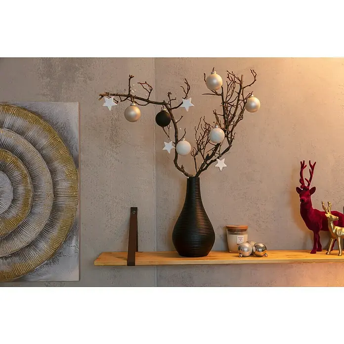 Leinwandbild - Yanki, B x H: 76 x 76 cm, 2 -tlg. - Dekorative Weihnachtsbaumzweige mit Kugeln und Sternen in einer schwarzen Vase auf einem Holzregal, neben einer roten Rentierfigur.