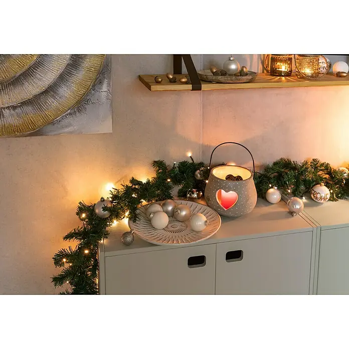 Deko-Tablett Shabby - Natur/Weiß, Durchmesser: 29 cm - Festliche Dekoration mit Lichterkette, Tannengrün und Ornamenten auf einem Sideboard. Kerzenhalter mit Herz sorgt für warme Atmosphäre.