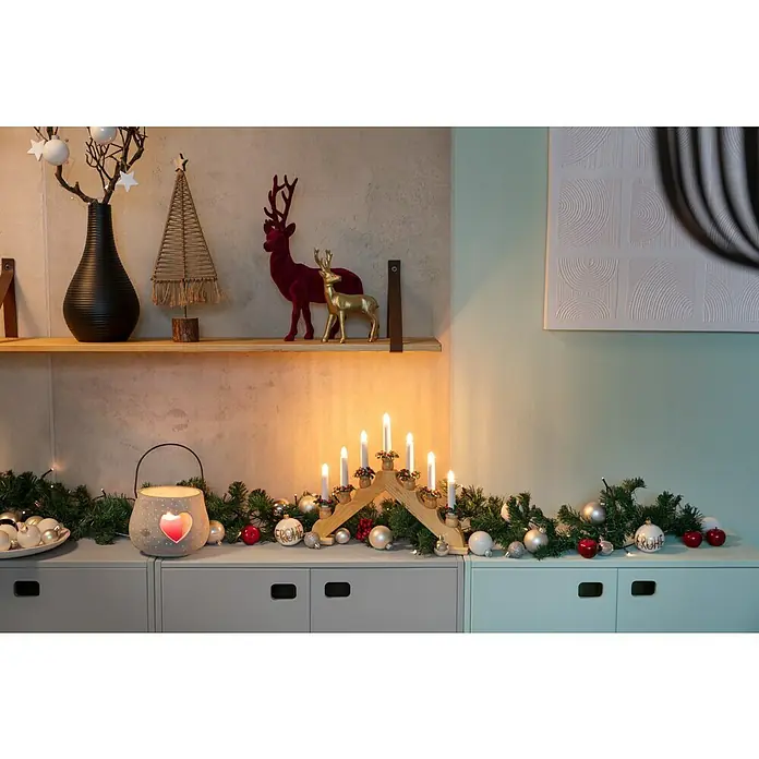 Dolle Soporte de estantería Loop - 2 ud., Piel, Carga límite balda: 12 kg - Decoración festiva con un puente de velas, adornos y vegetación en un mueble con cajones, creando un ambiente cálido y navideño.