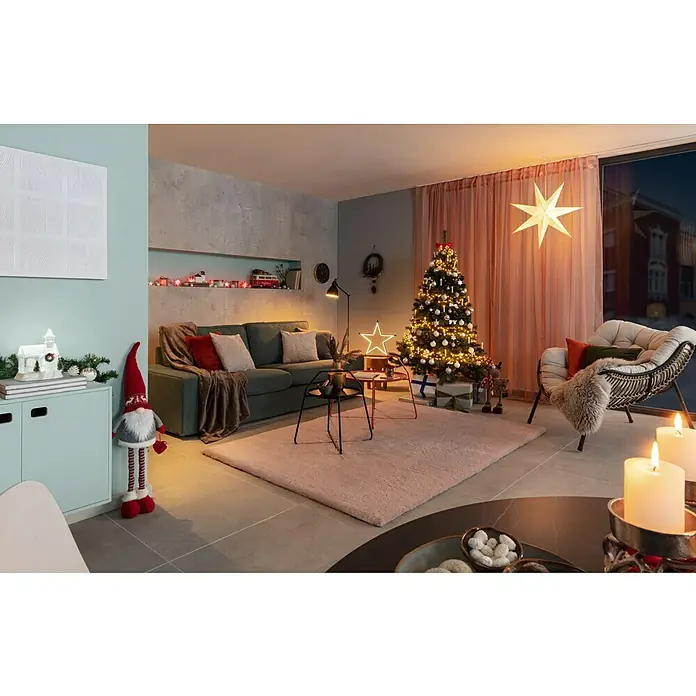SCHÖNER WOHNEN-Farbe Naturell Wandfarbe KreidefarbeEukalyptuswald - kräftiges Blaugrün, Matt, 1 l, Konservierungsmittelfrei - Festliche Dekoration im Wohnzimmer mit beleuchtetem Weihnachtsbaum, Sternenlicht und Teppich für eine warme Atmosphäre.