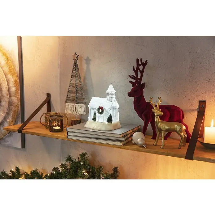 Holz-Weihnachtsbaum - Grau, Jute, Höhe: 44,5 cm - Weihnachtliche Dekorationen auf einem Holzregal, darunter eine beleuchtete Kirche und Figuren.