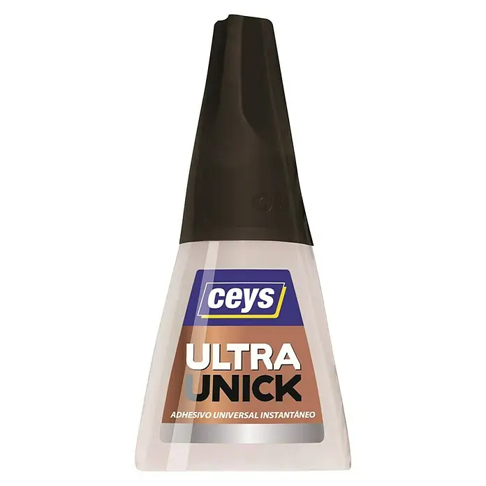 Ceys Pegamento instantáneo pincel Ultra Unick - 5 g - Una imagen fija de una botella de adhesivo Ceys Ultra Unick, con una etiqueta marrón y una tapa negra, sobre un fondo negro.