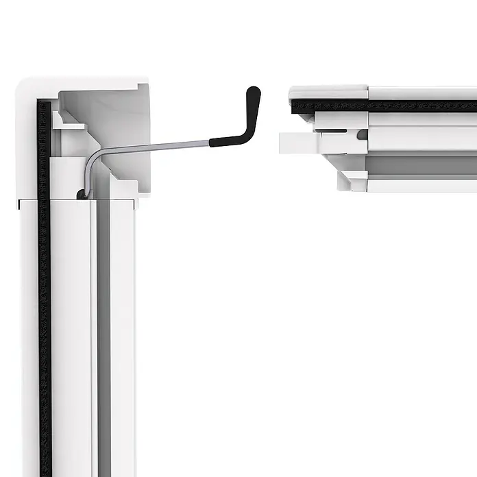 Easy Life Insektenschutzfenster WhiteLINE PLUS - Anthrazit, Breitenverstellung: 67 cm - 117 cm, Höhenverstellung: 77 cm - 137 cm, teleskopierbar - Detailaufnahme eines weißen Fensterrahmens mit einem silbernen Fenstergriff und schwarzen Dichtungen.
